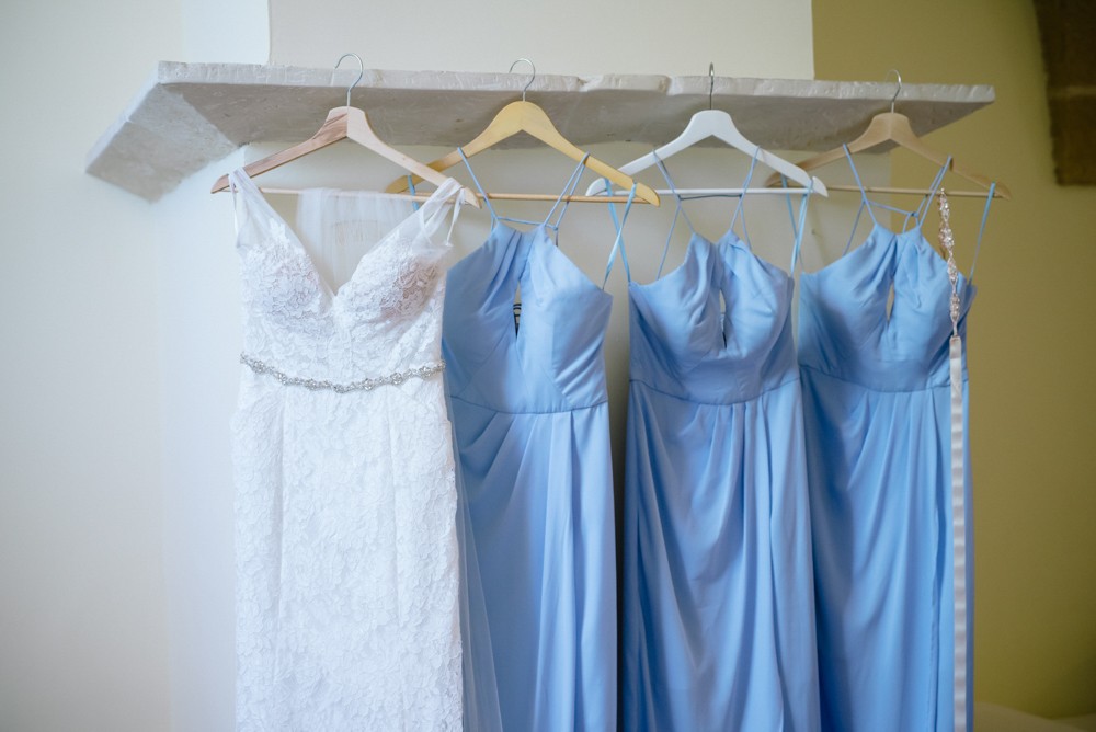 Detailfoto Hochzeitskleider hängend