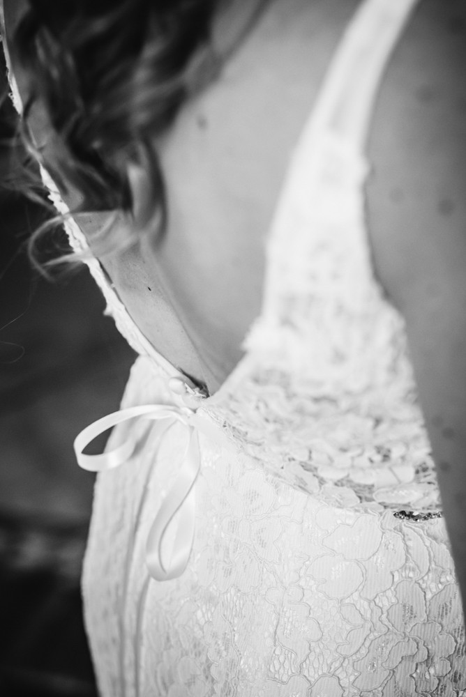 Rückenfotografie der Braut schwarz/weiss