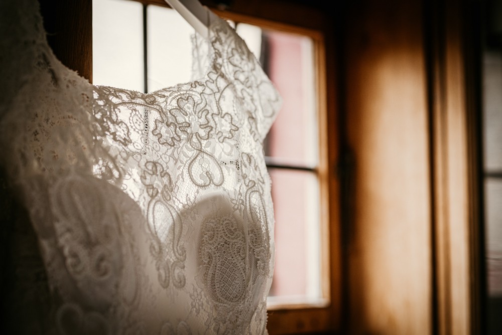Detail Brautkleid im Schloss am Fenster