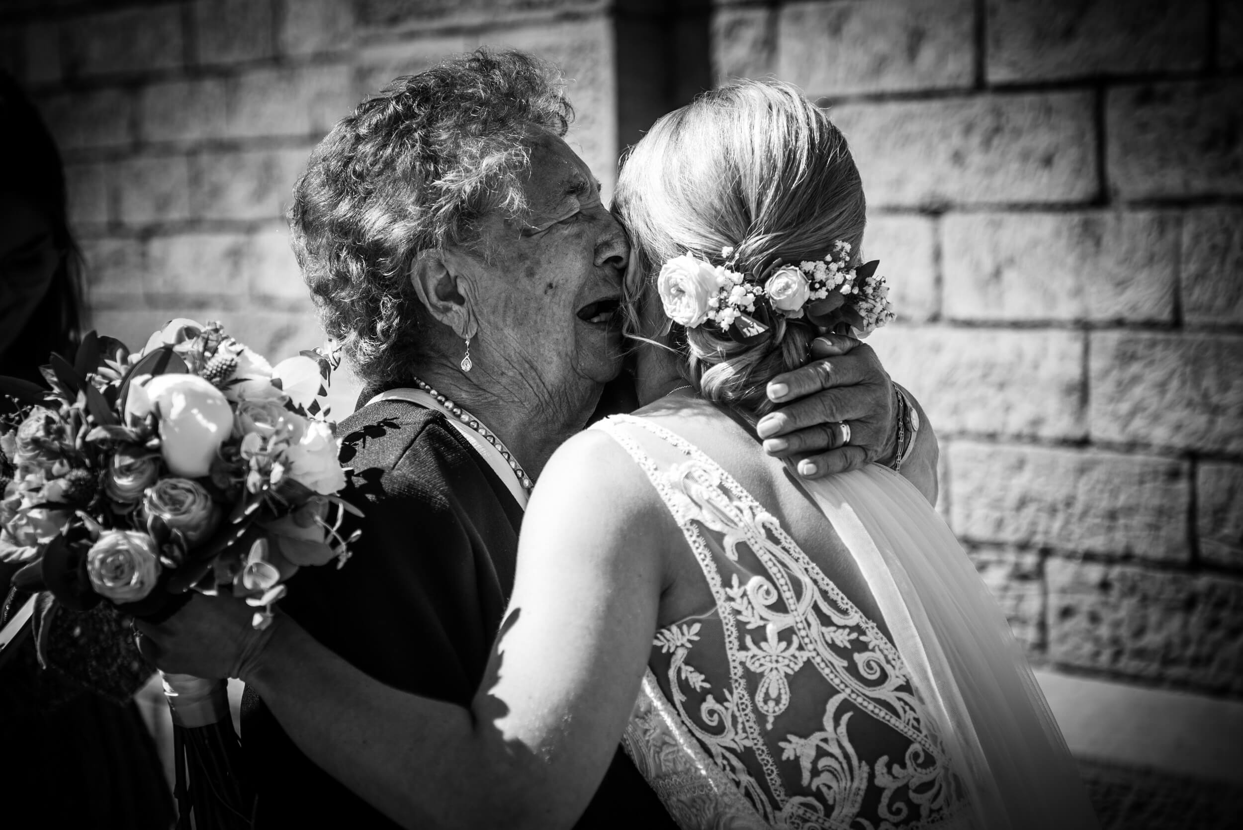 Oma umarmt die Braut