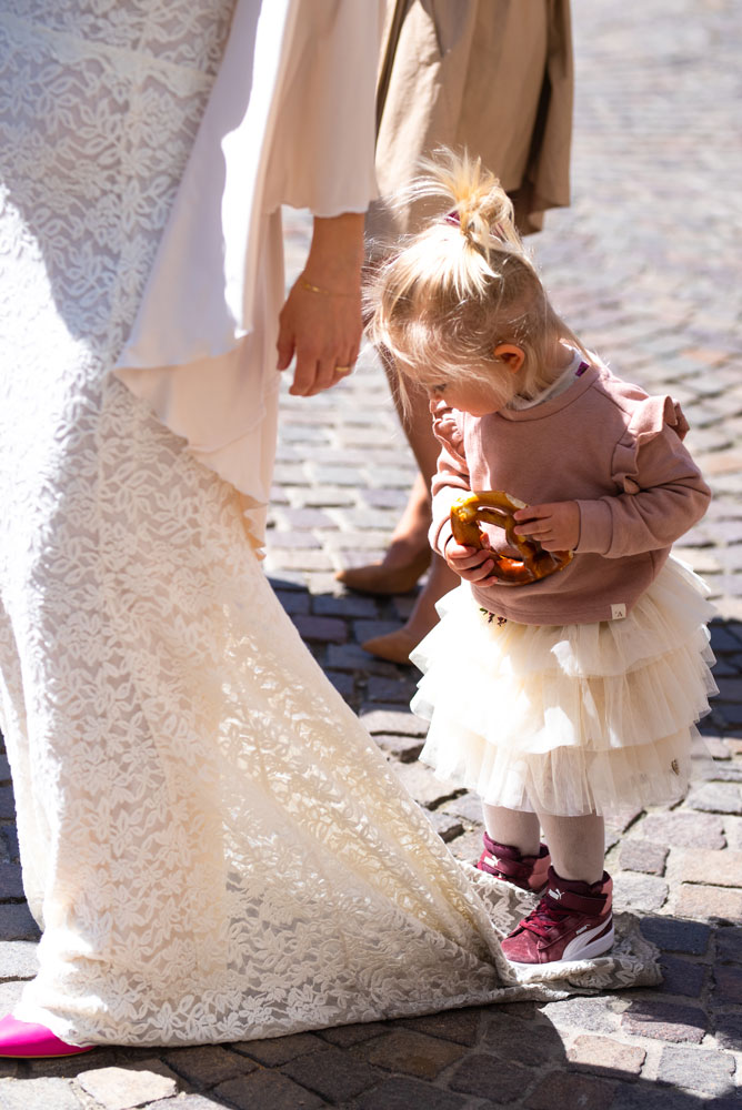 Tochter steht auf Brautkleid