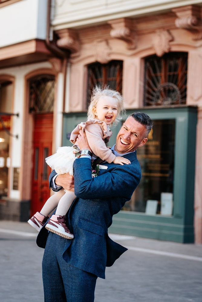Vater mit Tochter lachend im Arm