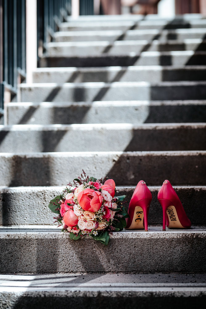 Brautstrauß und Brautschuhe auf Treppe