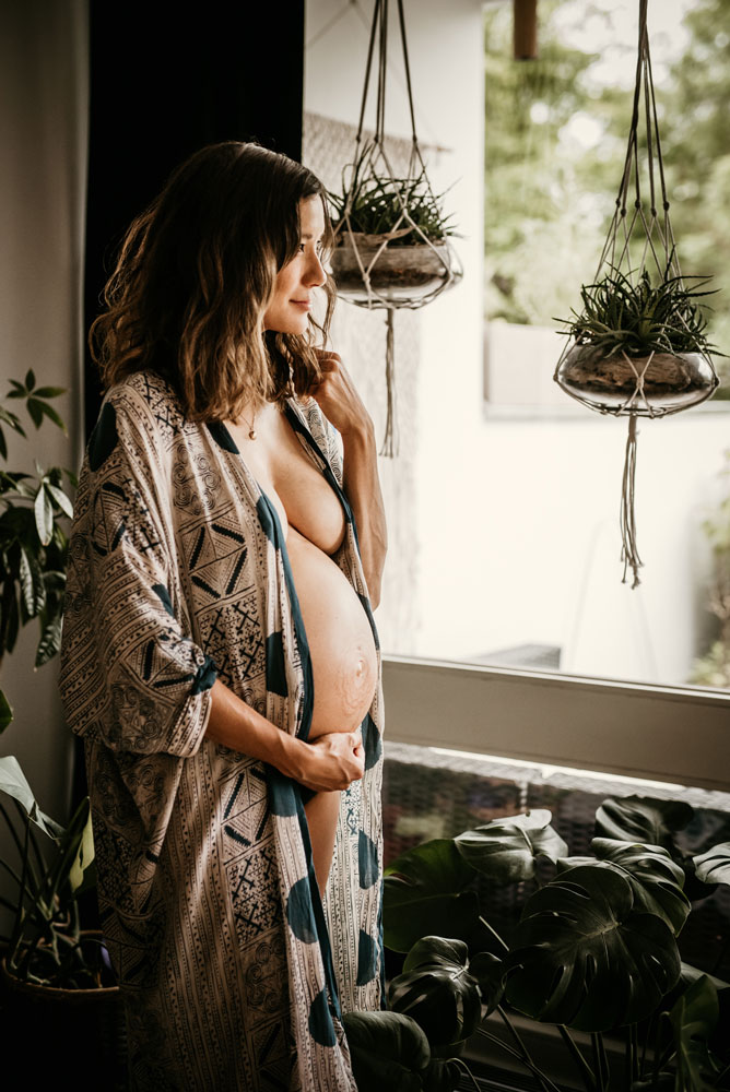 Schwangere Frau am Fenster